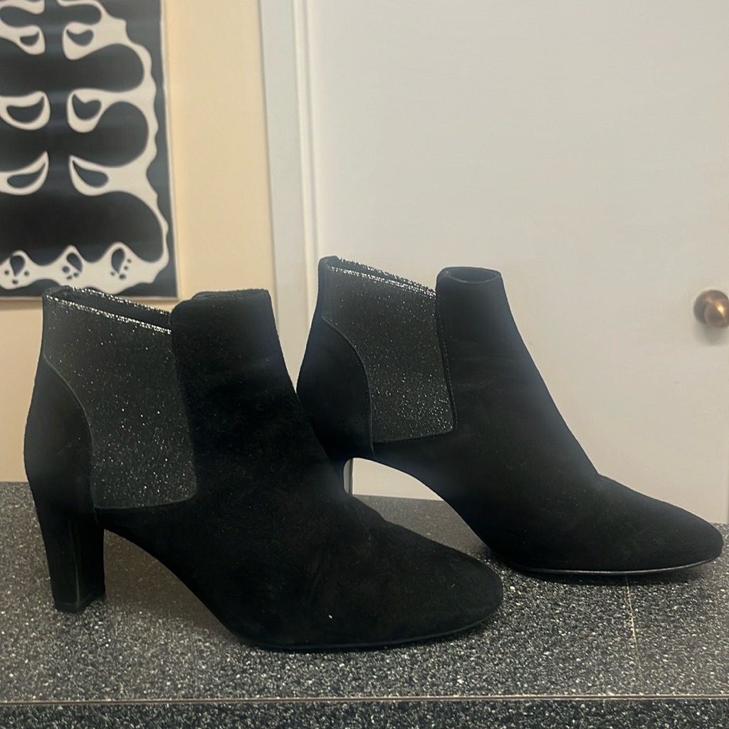 Minelli Ankle Boots In Suede With Elastic Band On The Sides.